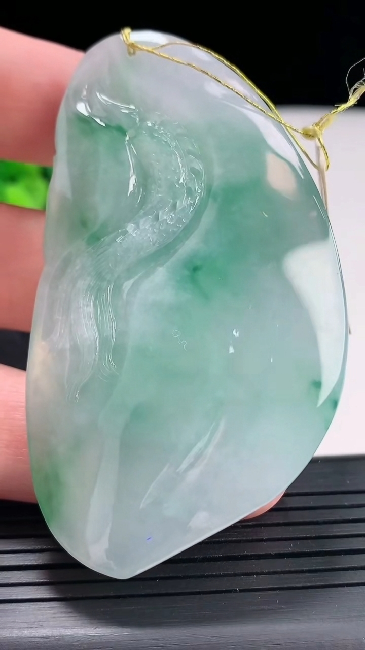 天然A货翡翠龙牌吊坠，尺寸72-41-13重量:64.52g
4月21日