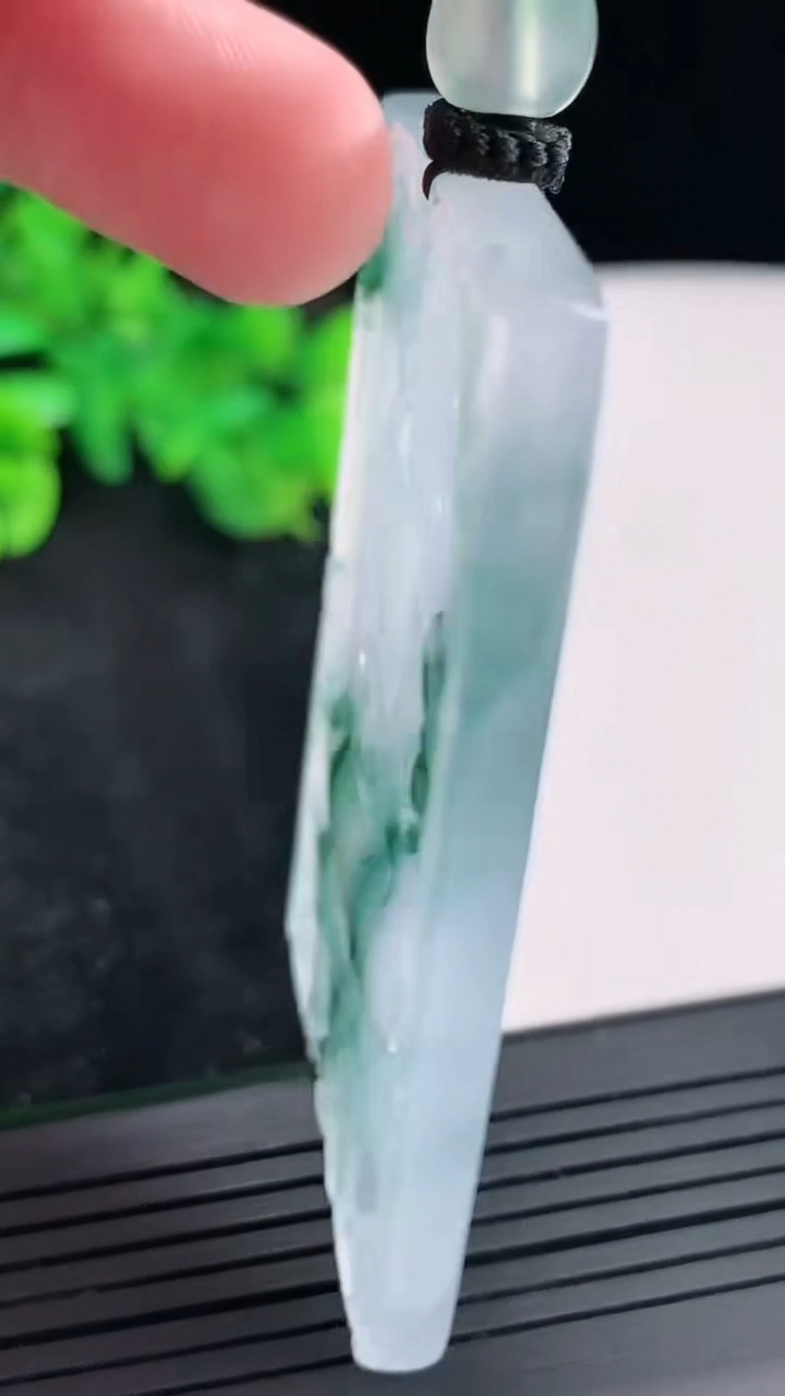 天然A货翡翠种飘花观音菩萨吊坠，尺寸60-40-5重量:29.70g
4月21日