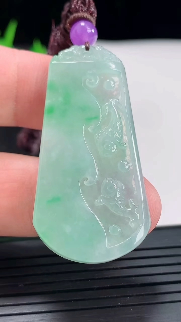 天然A货翡翠年年有余吊坠，尺寸46-23.5-4.5重量:12.36g
4月21日