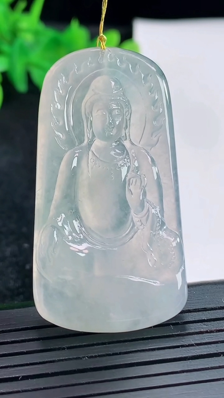 天然A货翡翠观音菩萨吊坠，尺寸50-26.5-5.6重量:16.65g
4月21日