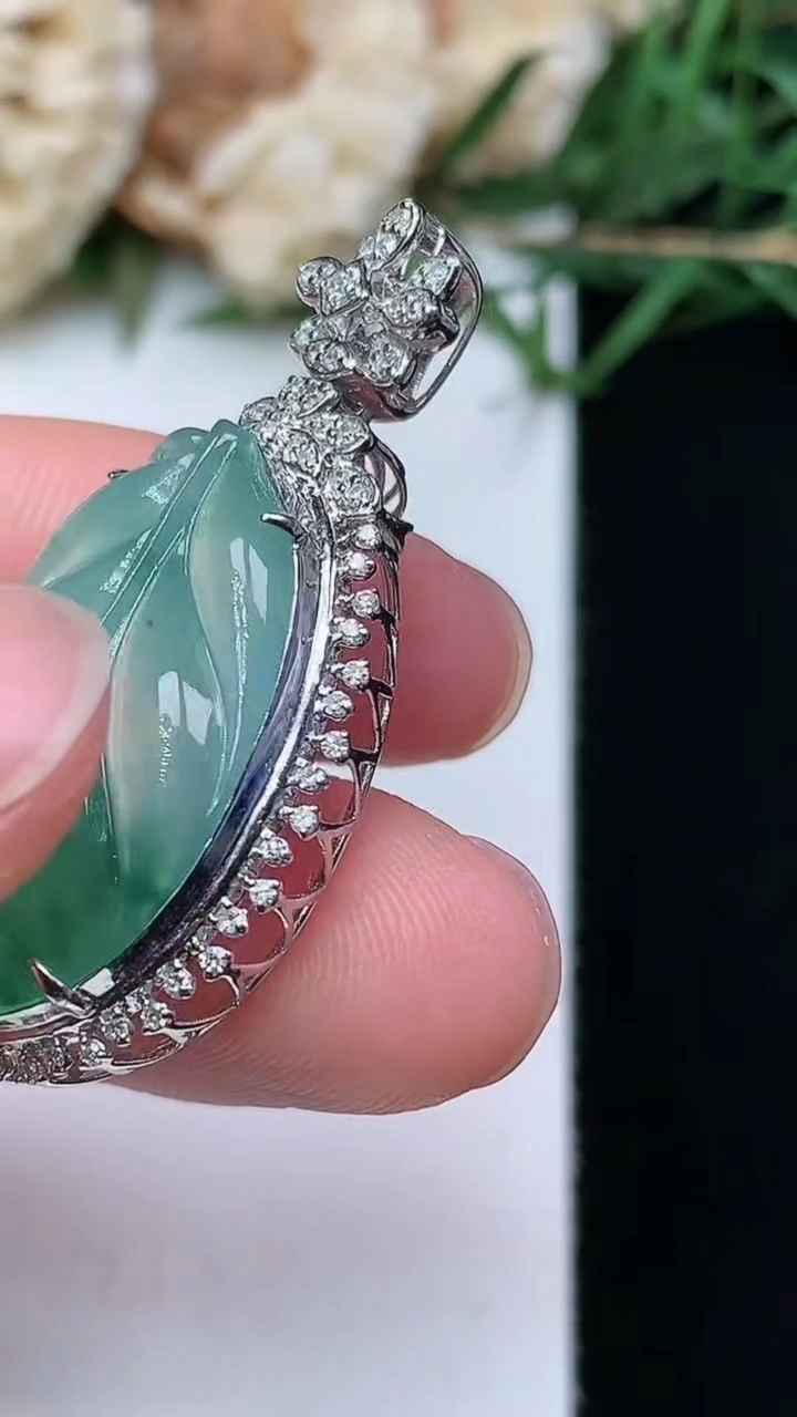 天然A货翡翠飘花金枝玉叶 叶子吊坠，尺寸35.8-18.4-9.5，裸石23.3-15.7，重量:5.41g
4月21日