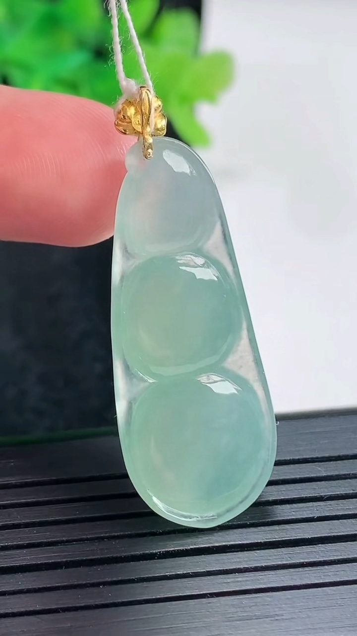 天然A货翡翠福豆吊坠，尺寸36.5-15-6.5重量:5.92g
4月21日