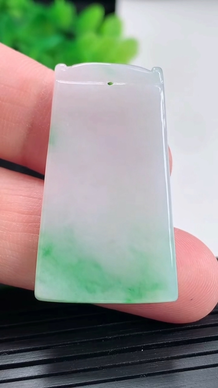 天然A货翡翠无事牌吊坠，尺寸38-21.8-3.8重量:9.41g
4月21日