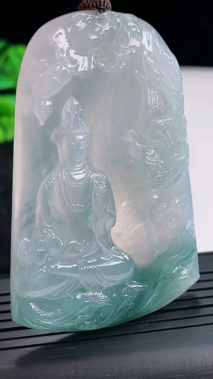 天然A货翡翠种飘花大势至菩萨吊坠，尺寸65.8-44.5-5.5重量:45.01g
4月21日