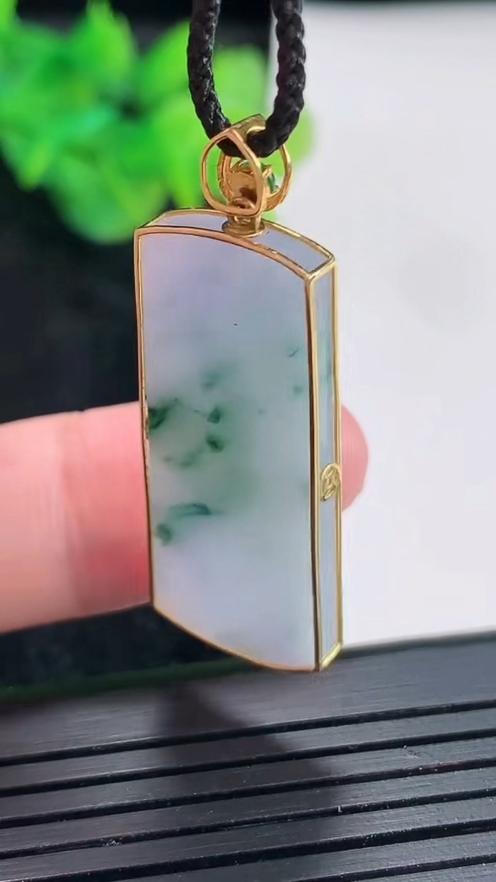 天然A货翡翠18k金紫罗兰飘花无事牌吊坠，尺寸37-14-3，裸石32-14重量:4.49g
4月21日