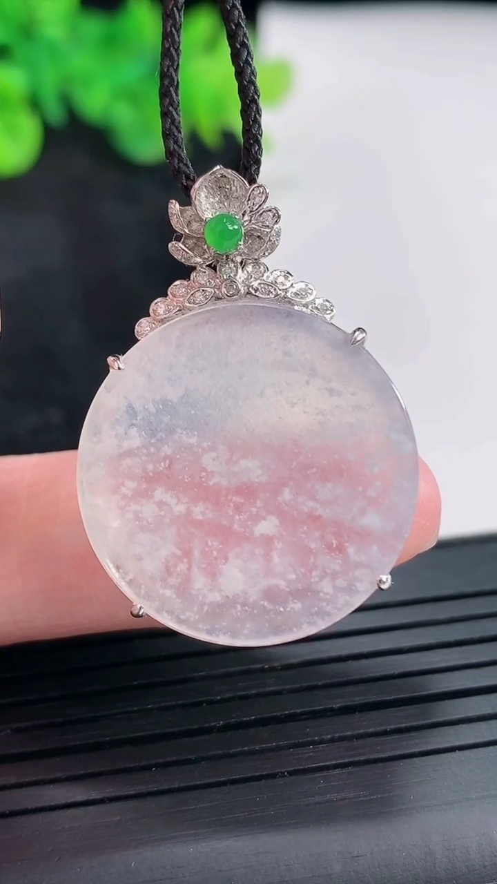 天然A货翡翠种白冰无事牌吊坠，尺寸34-24.5-5.6，裸石24.5重量:4.59g
4月21日