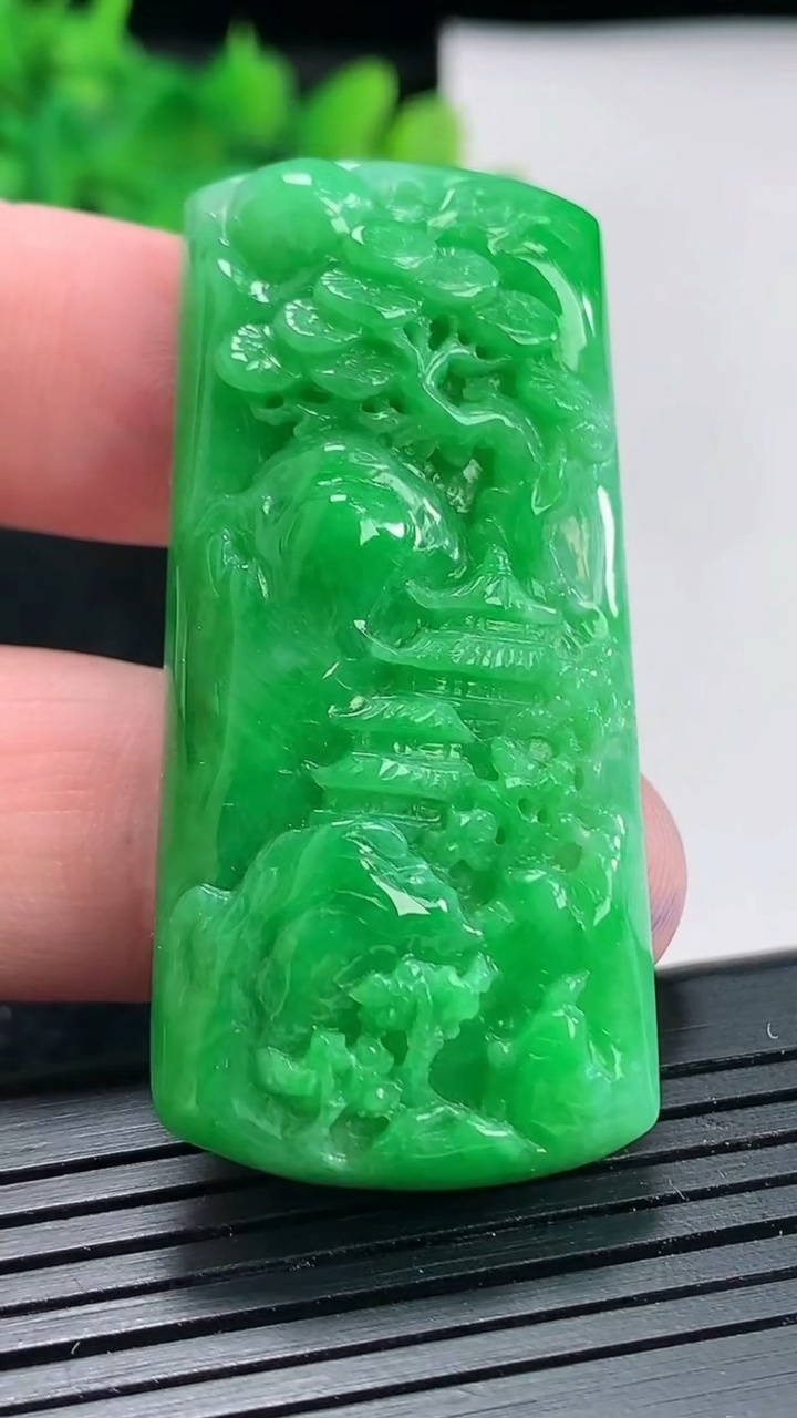 天然A货翡翠山水牌吊坠，尺寸52-24-10重量:24.53g
4月21日