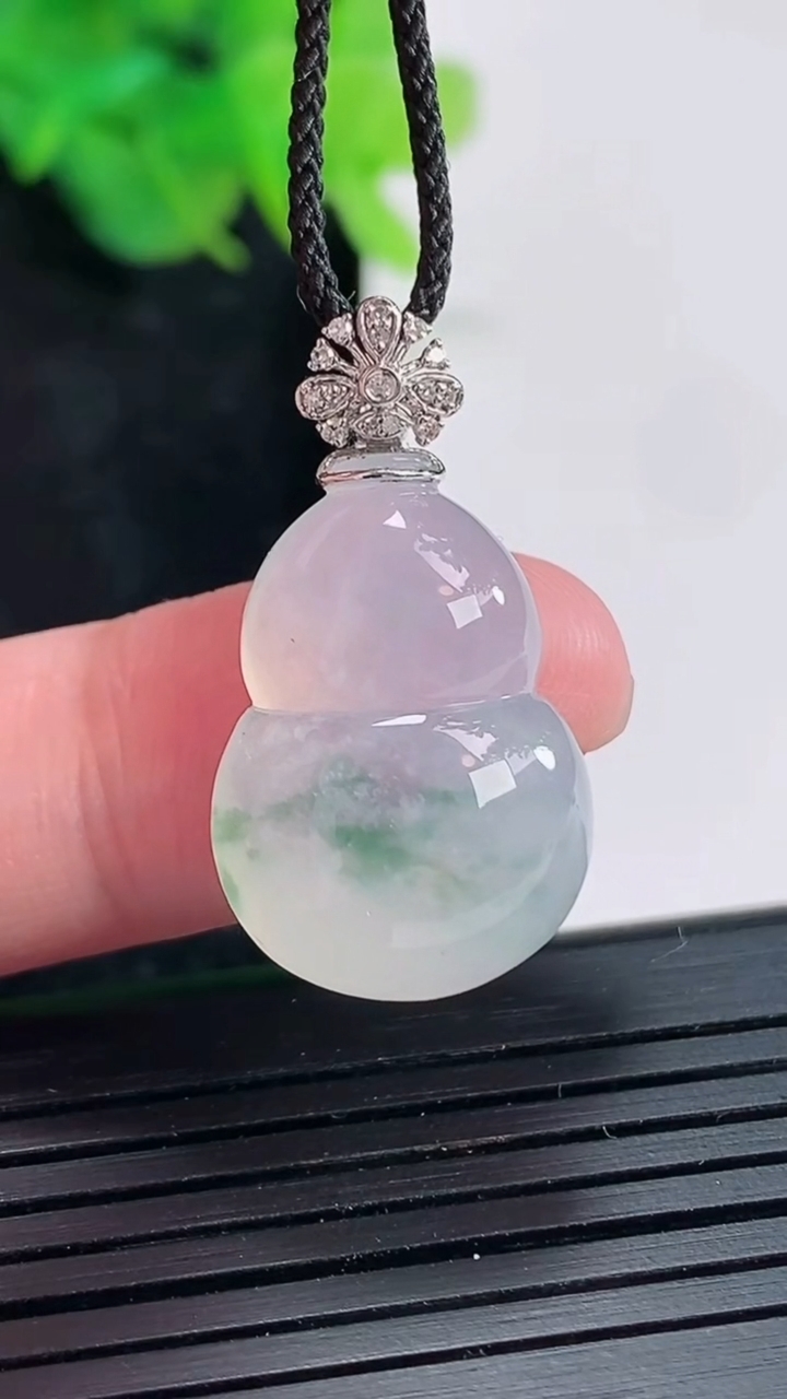 天然A货翡翠种飘花葫芦吊坠，尺寸22-16-7重量:4.86g
4月21日