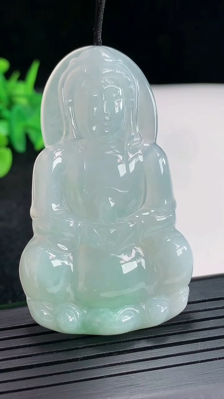 天然A货翡翠正装观音吊坠，尺寸61-37-6重量:21.68g
4月21日