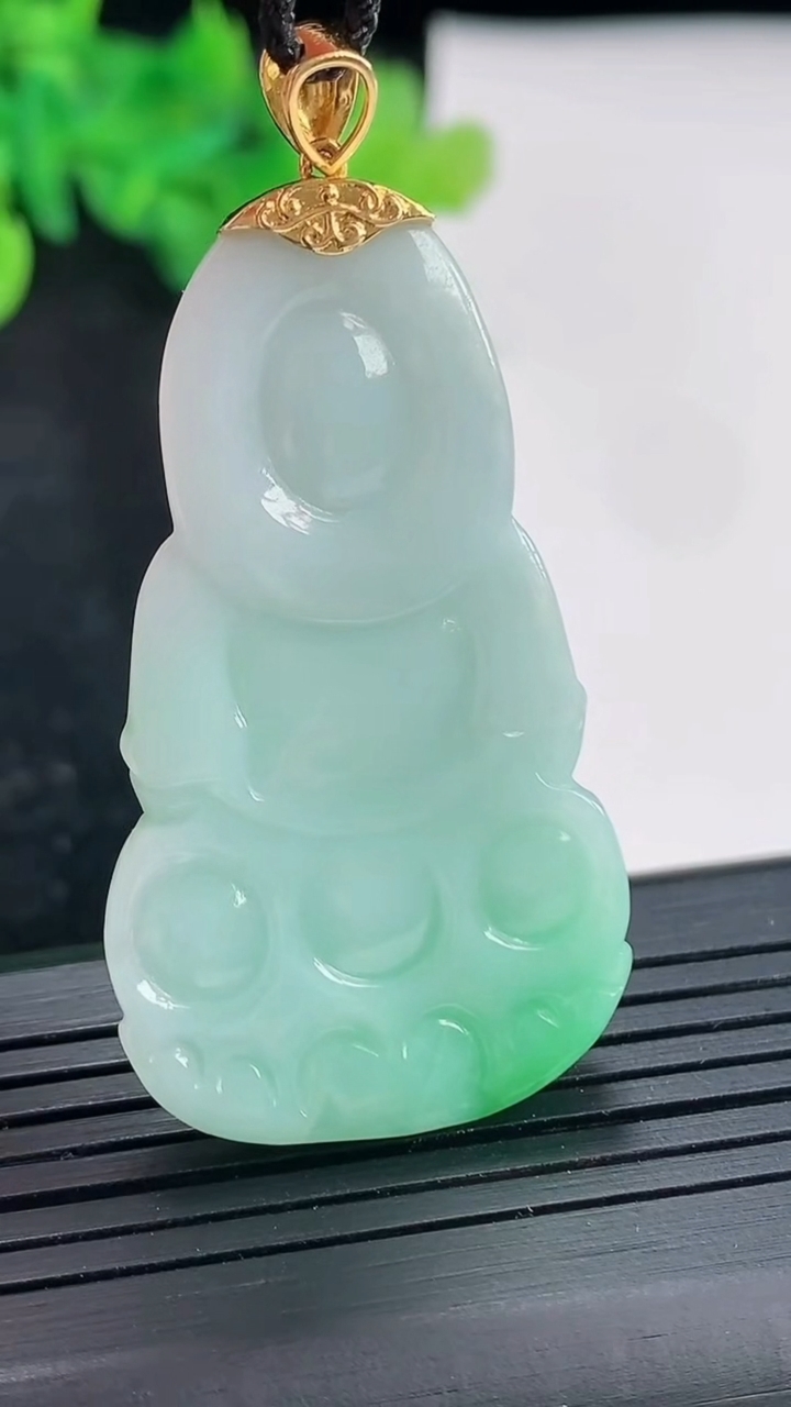 天然A货翡翠正装观音吊坠，尺寸44-26-5.5重量:12.42g
4月21日