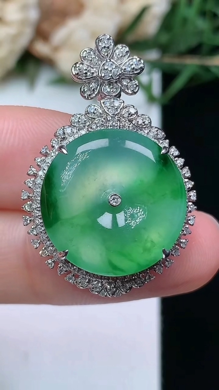 天然A货翡翠平安扣吊坠，尺寸30.8-21-8.8，裸石16.8，重量:5.33g
4月21日