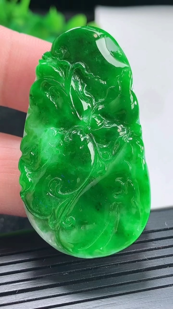 天然A货翡翠和和美美 荷叶鱼吊坠，尺寸49-27-7.8重量:20.15g
4月21日