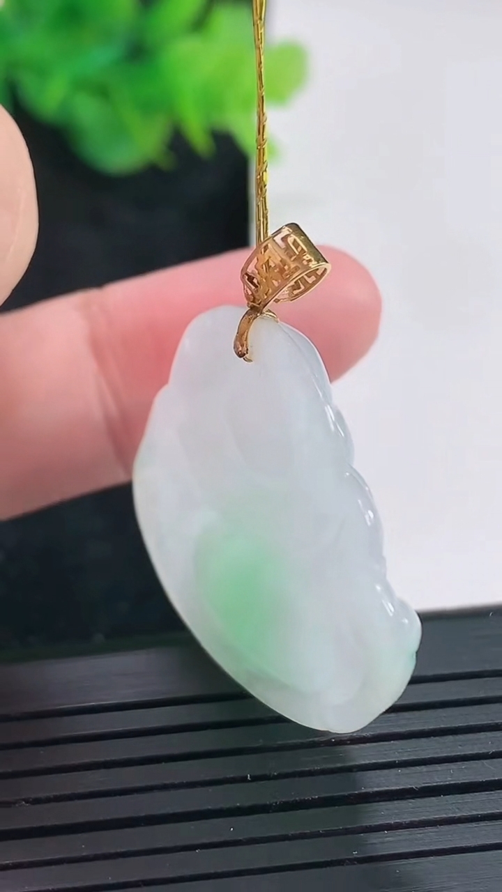 天然A货翡翠佛公吊坠，尺寸27-32.6-5.2重量:7.48g
4月21日