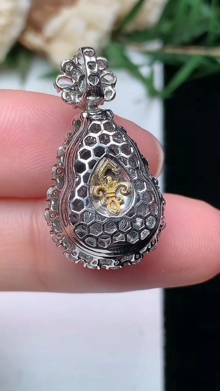 天然A货翡翠葫芦吊坠，尺寸26.3-14.3-10.3，裸石13.3-9.8，重量:4.00g
4月21日