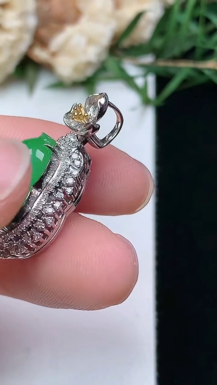 天然A货翡翠葫芦吊坠，尺寸26.6-14.9-11.5，裸石14.9-10，重量:4.26g
4月21日