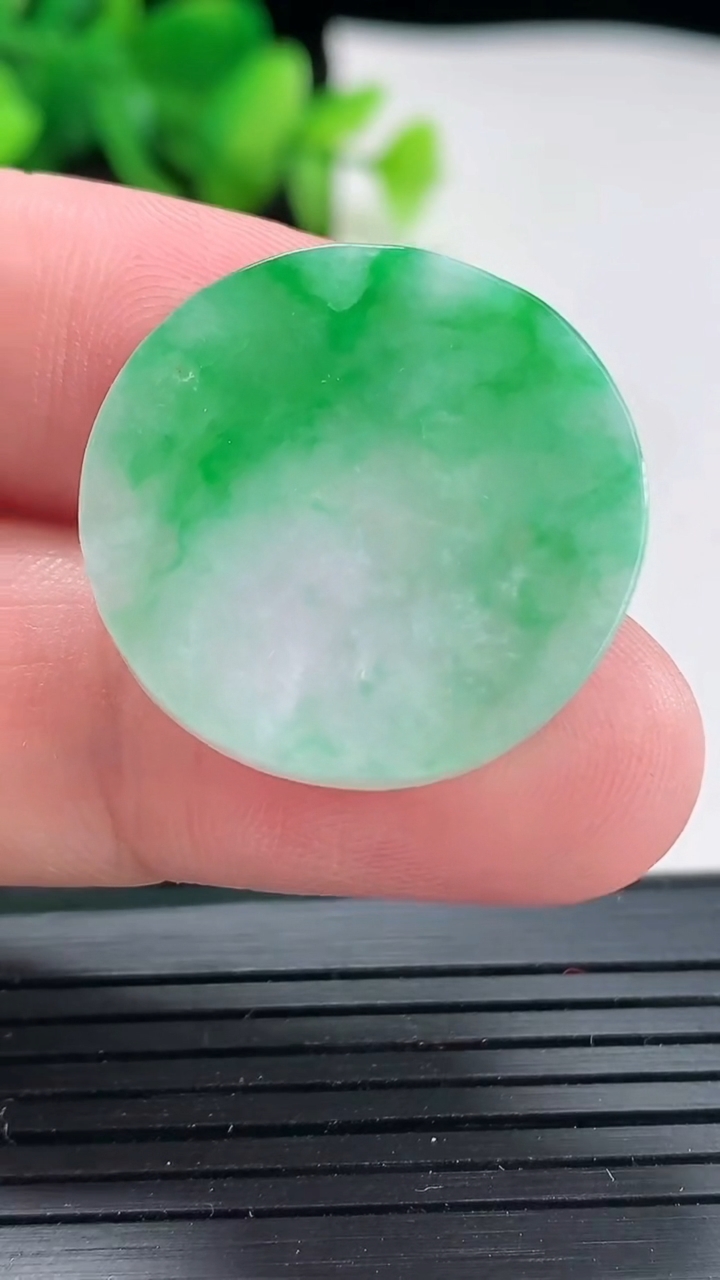 天然A货翡翠无事牌吊坠，尺寸26-2.8重量:5.35g
4月21日