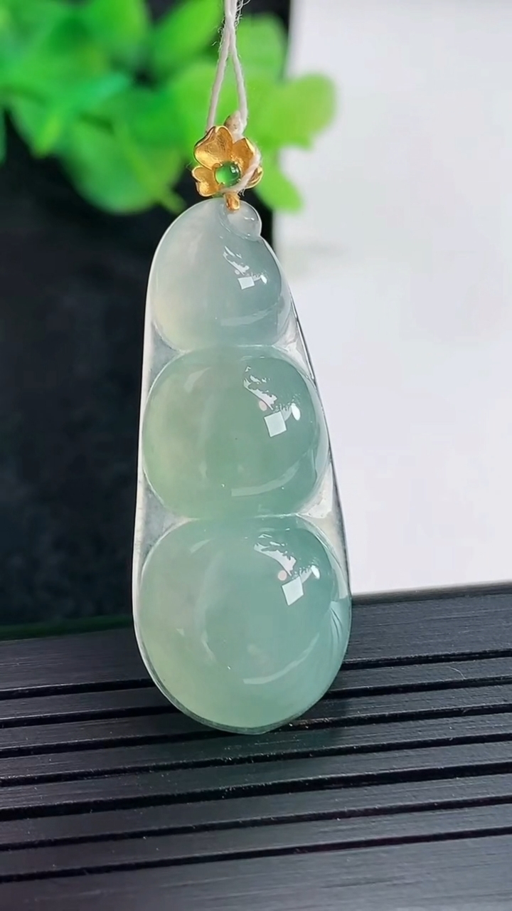 天然A货翡翠福豆吊坠，尺寸36.5-15-6.5重量:5.92g
4月21日