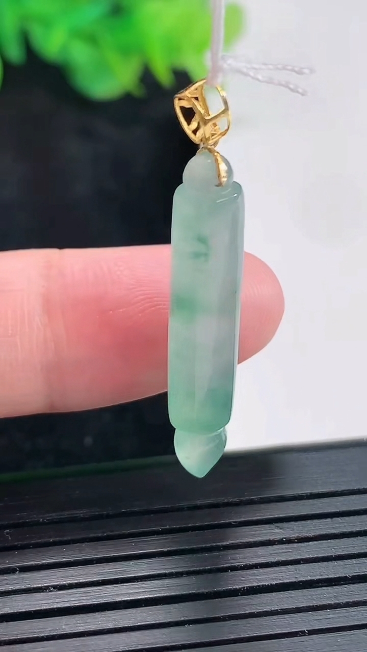 天然A货翡翠种飘花毛笔吊坠，尺寸31.6-5.2重量:2.67g
4月21日