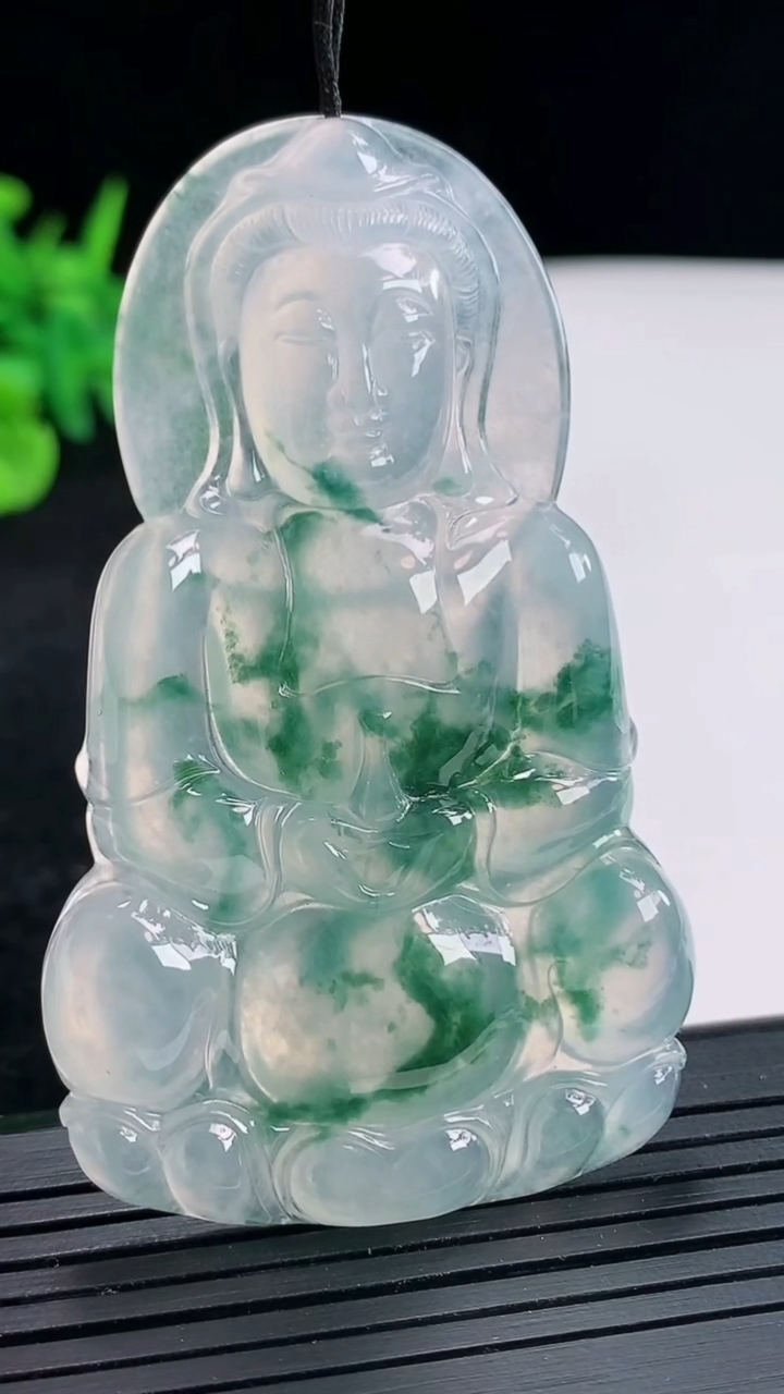 天然A货翡翠种飘花正装观音吊坠，尺寸66-40-6重量:27.04g
4月21日