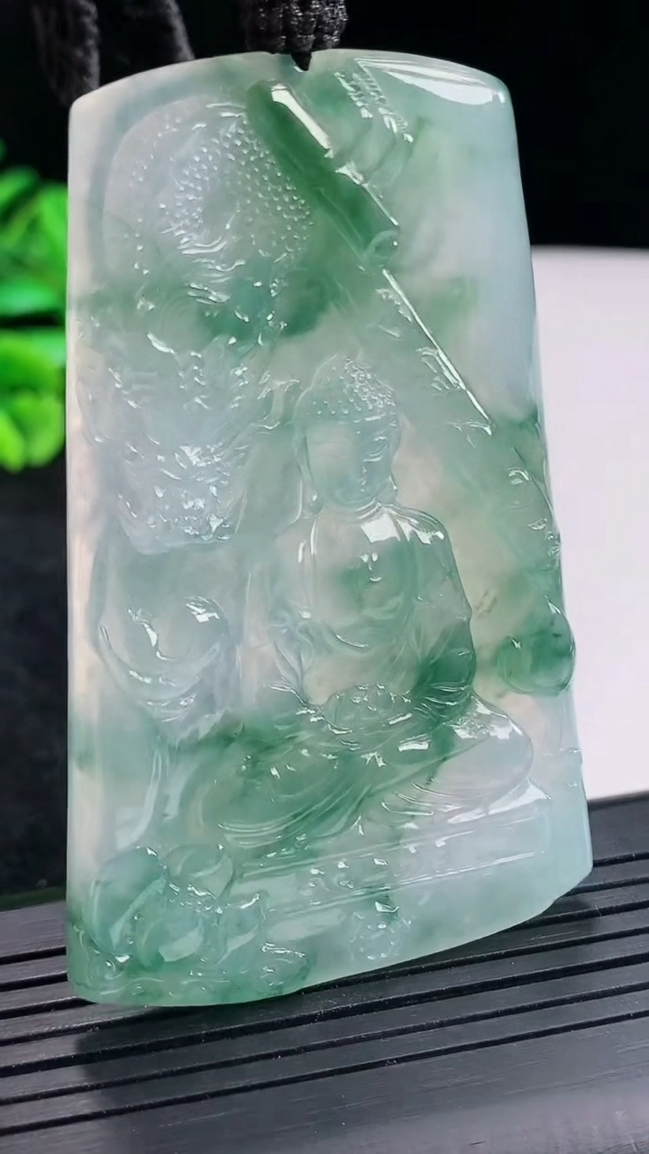 天然A货翡翠种飘花祥龙大日如来佛吊坠，尺寸67-43-4.8重量:37.70g
4月21日