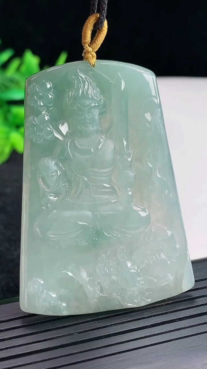 天然A货翡翠飘花御龙不动明王吊坠，尺寸59-42.6-4.8重量:29.13g
4月21日