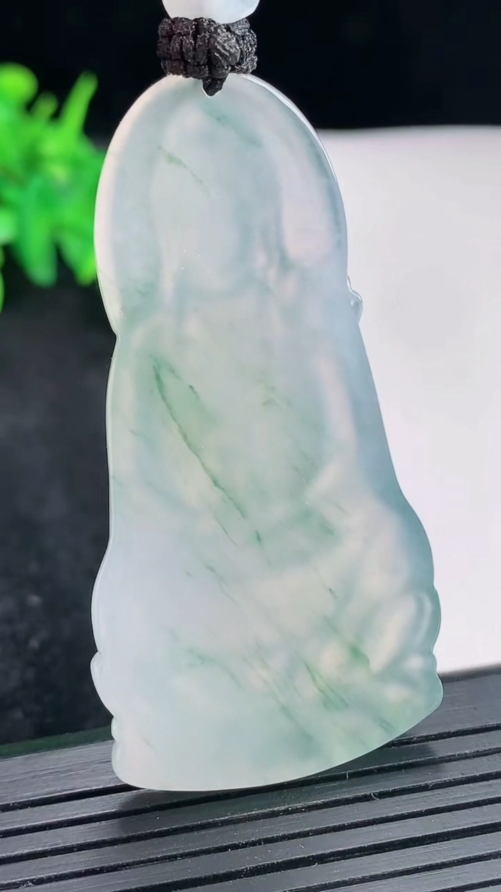 天然A货翡翠种飘花大势至菩萨吊坠，尺寸57.5-29.6-5重量:21.55g
4月21日