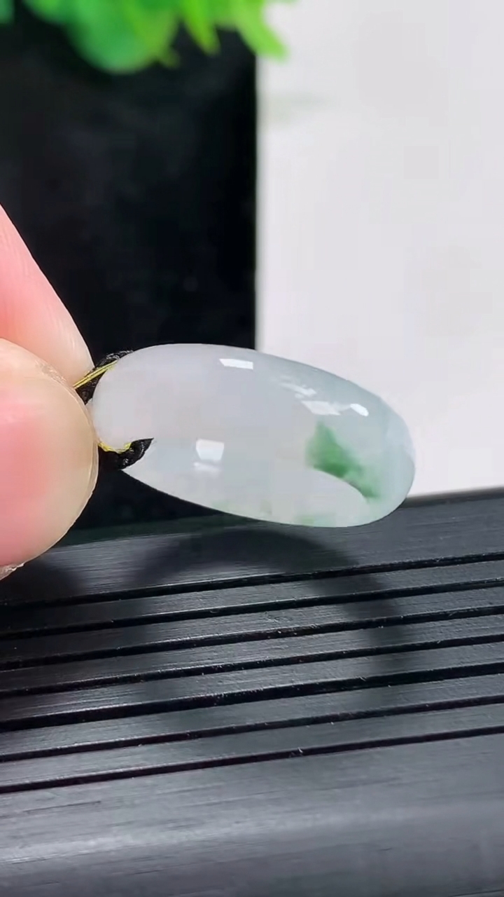 天然A货翡翠飘花玉指环戒指，尺寸16.5-6-2.8重量:2.99g2026年4月21日
工厂直销收藏佳品,种好水足，色泽均匀，有种有色，上手高大气！