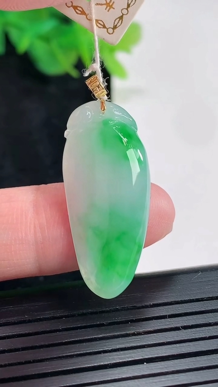 天然A货翡翠福瓜吊坠，尺寸29.5-13.5-4.5重量:3.40g
4月21日