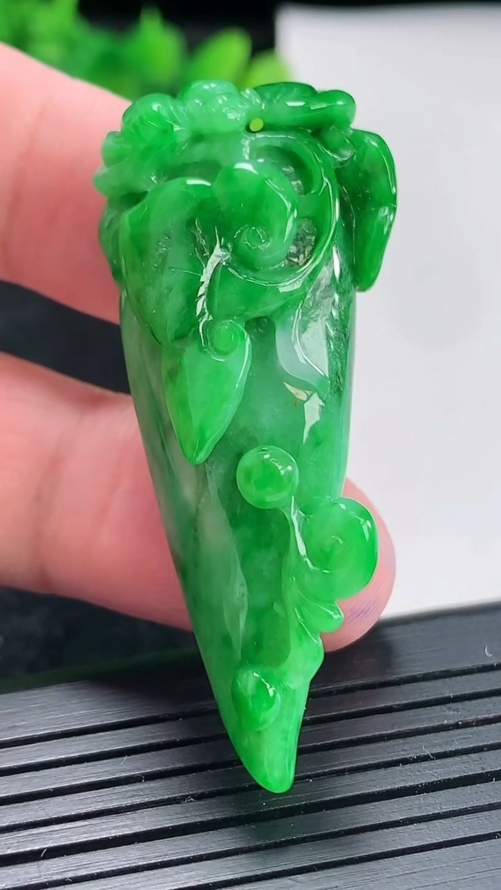 天然A货翡翠福瓜吊坠，尺寸55-22-13重量:19.91g
4月21日