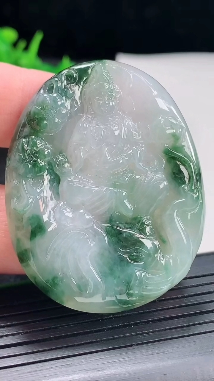 天然A货翡翠飘花普贤菩萨吊坠，尺寸51-41-5.8重量:26.19g
4月21日