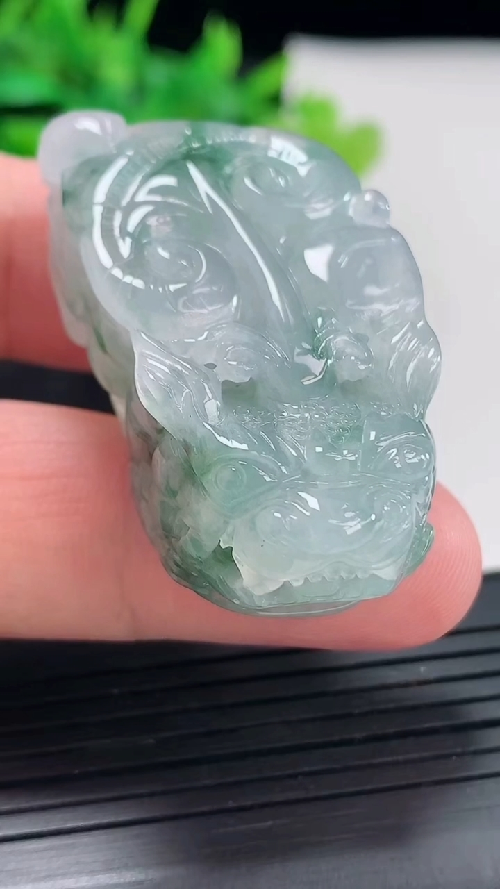 天然A货翡翠飘花貔貅吊坠，尺寸42.5-22.5-14.2重量:33.53g
4月21日