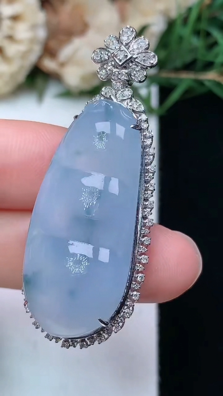 天然A货翡翠紫罗兰 飘花福豆吊坠，尺寸45.6-17.6-11.2，裸石32.2-14.7，重量:7.77g
4月21日