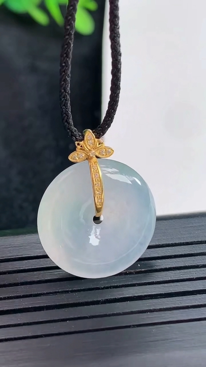 天然A货翡翠18k金紫罗兰平安扣吊坠，尺寸19.5-4.8重量:3.91g
4月21日