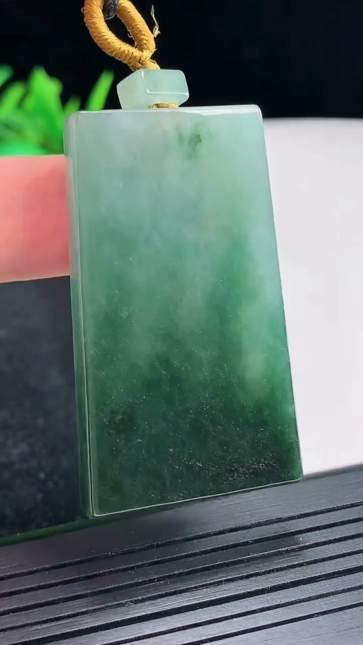 天然A货翡翠飘花无事牌吊坠，尺寸48-28.5-5重量:22.42g
4月21日