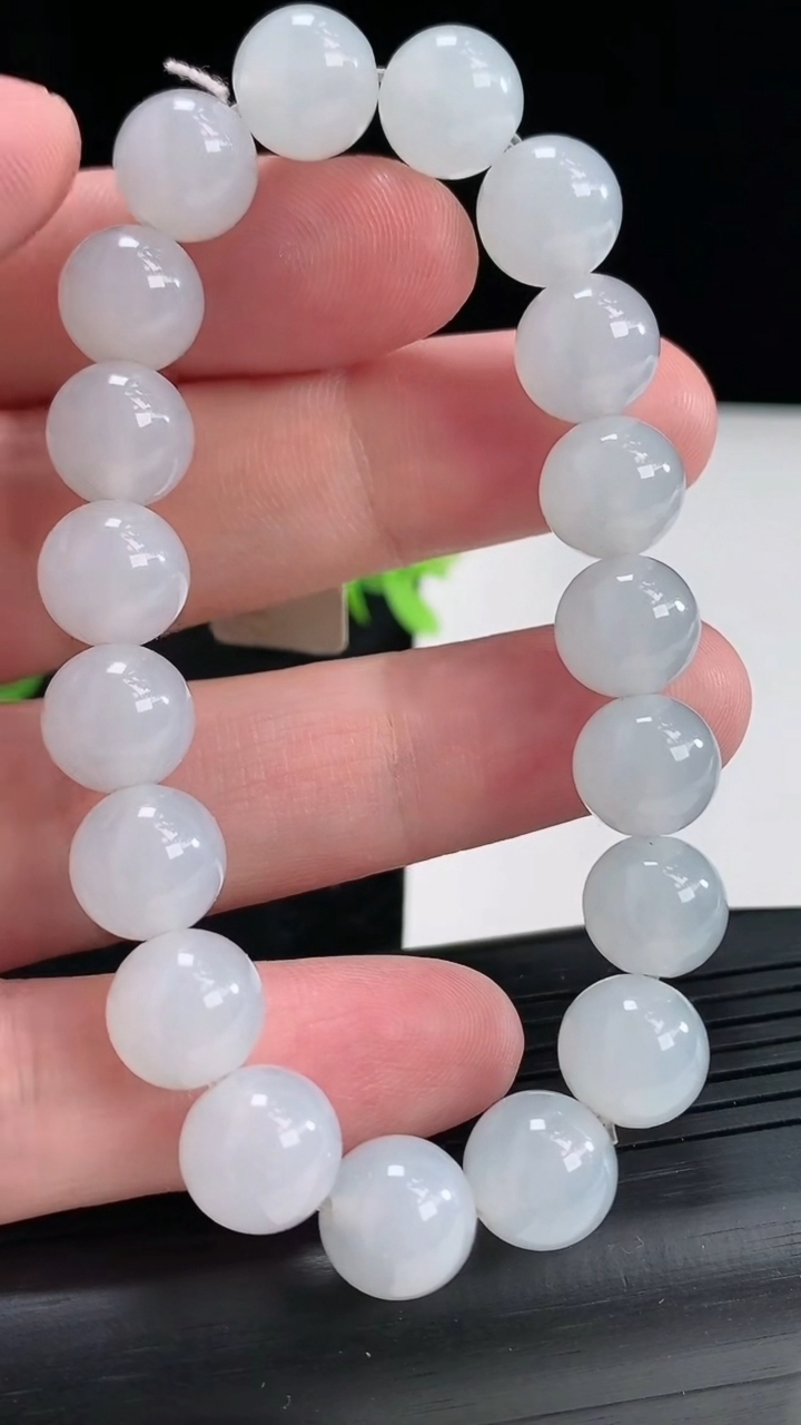 天然A货翡翠种白冰圆珠手串，尺寸10重量:35.49g4月21日
工厂直销收藏佳品,种好水足，色泽均匀，有种有色，上手高大气！