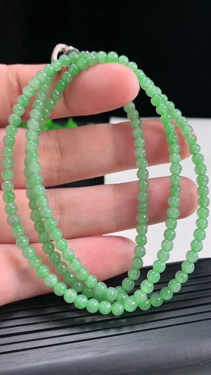 天然A货翡翠圆珠项链，尺寸3.5-168颗重量:16.56g
4月21日