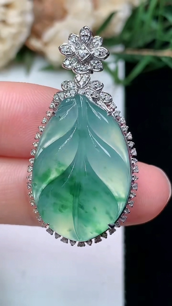 天然A货翡翠飘花金枝玉叶 叶子吊坠，尺寸35.8-18.4-9.5，裸石23.3-15.7，重量:5.41g
4月21日