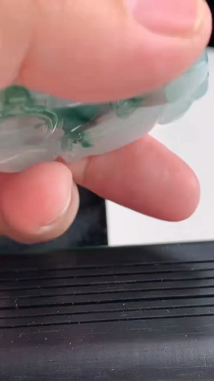 天然A货翡翠飘花貔貅吊坠，尺寸50.6-32.5-15重量:61.34g
4月21日