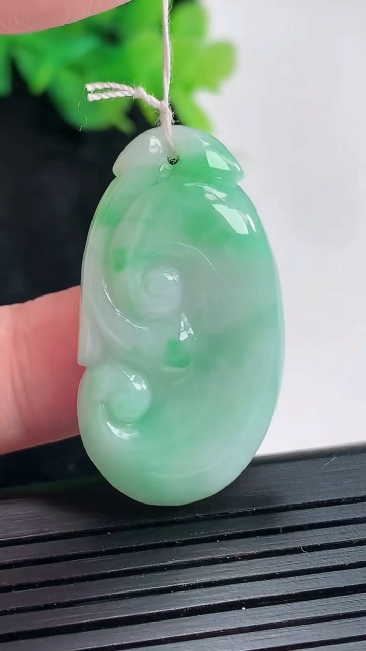 天然A货翡翠如意吊坠，尺寸36-20-5.6重量:8.95g
4月21日