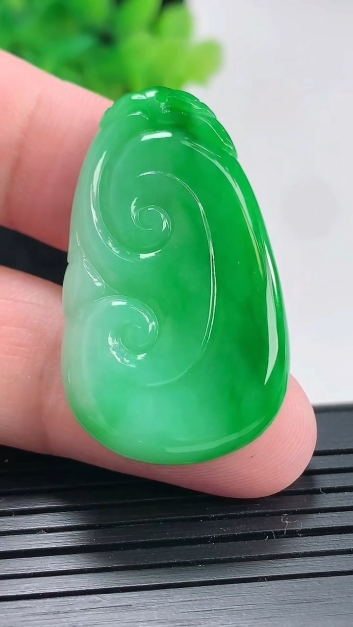 天然A货翡翠如意吊坠，尺寸39-22.6-4.5重量:9.83g
4月21日