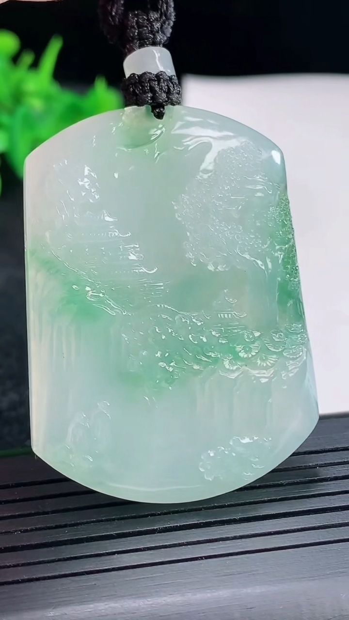 天然A货翡翠山水牌吊坠，尺寸50-37.5-5.6重量:28.75g
4月21日