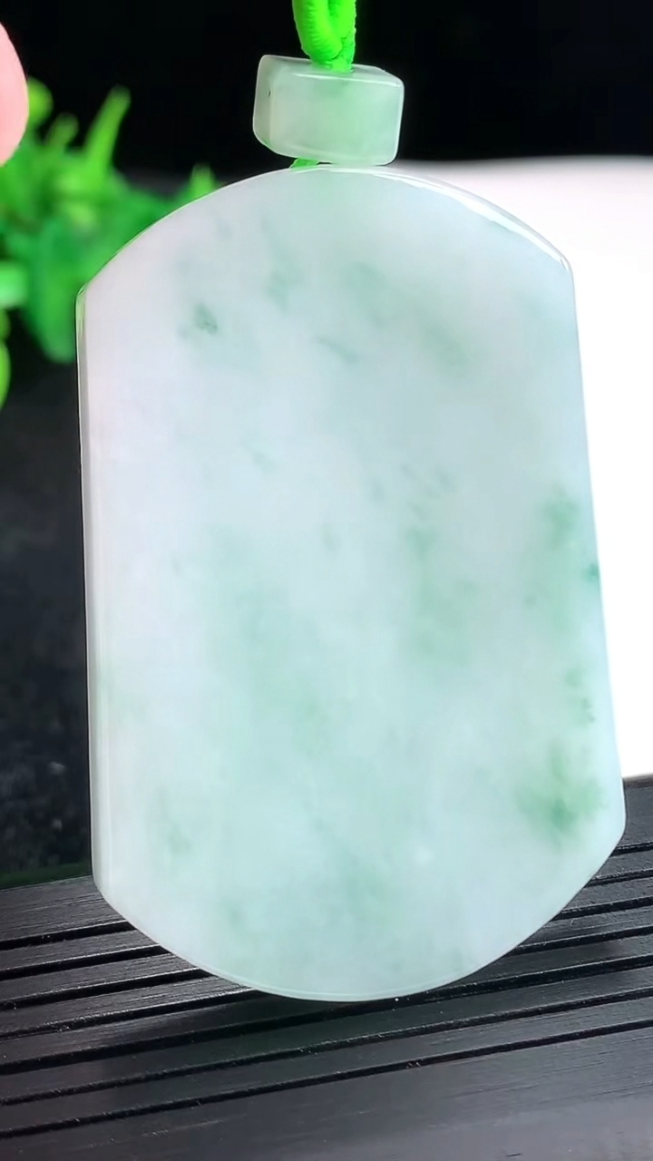 天然A货翡翠飘花无事牌吊坠，尺寸52.5-35-5.5重量:32.03g
4月21日