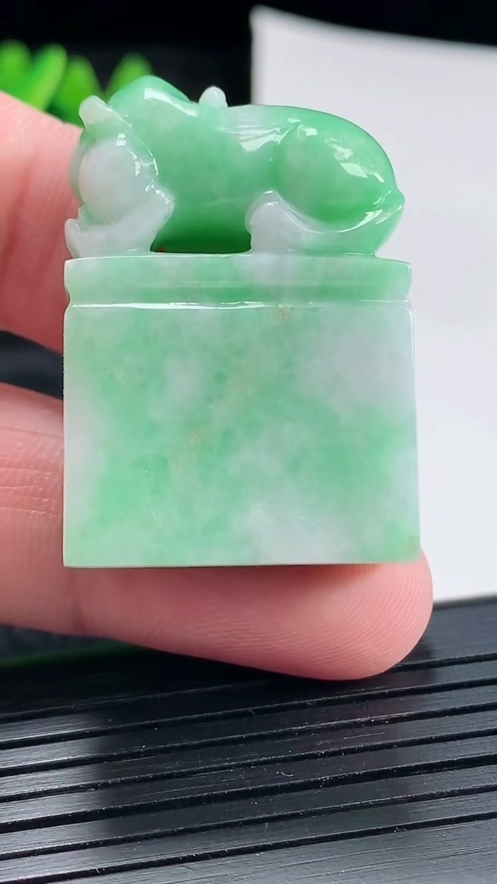 天然A货翡翠貔貅玉印章吊坠，尺寸35-24.6-12重:27.79g474
4月21日