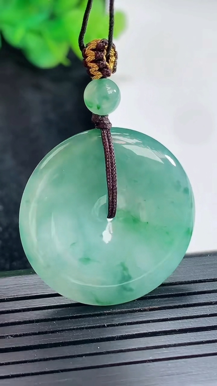 天然A货翡翠飘花平安扣吊坠，尺寸30-5.2重量:10.46g
4月21日