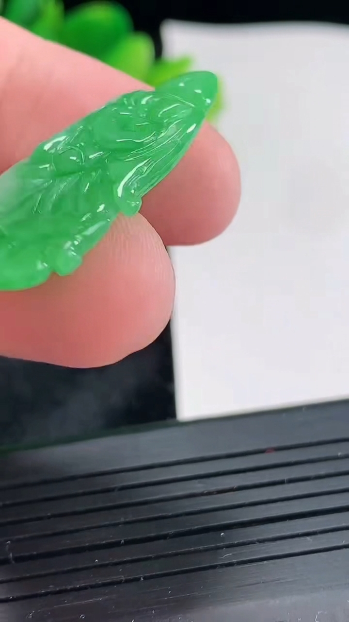 天然A货翡翠白菜吊坠，尺寸34-15-5重量:3.67g
4月21日