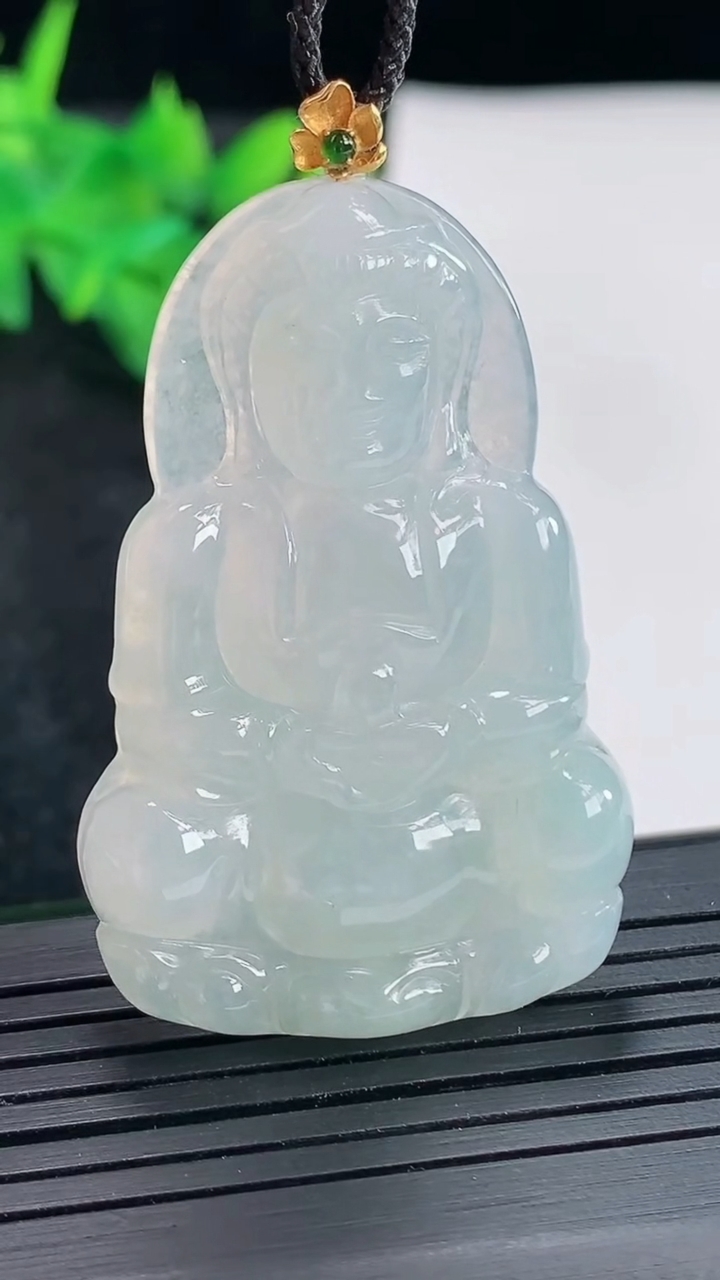 天然A货翡翠正装观音吊坠，尺寸46-30.6-6.6重量:15.22g
4月21日
