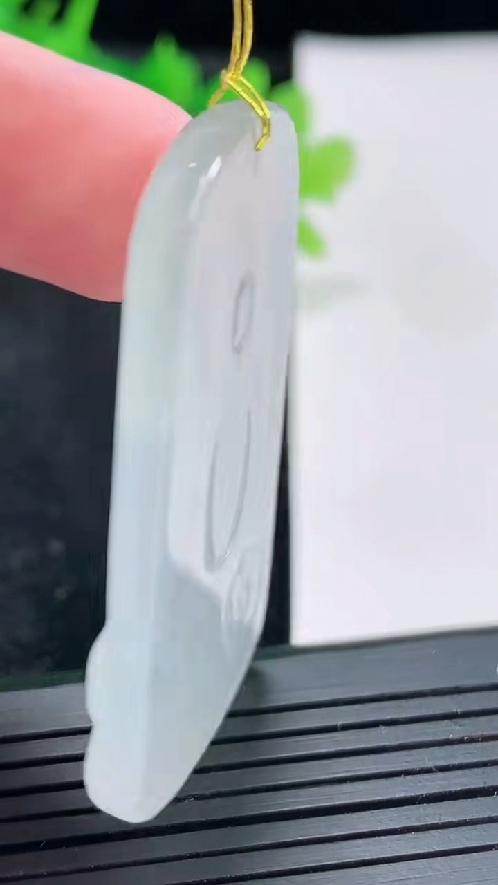 天然A货翡翠观音菩萨吊坠，尺寸50-26.5-5.6重量:16.65g
4月21日