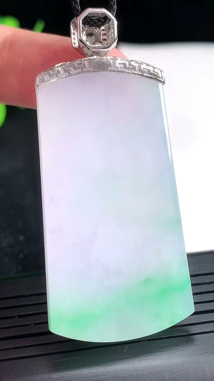 天然A货翡翠种春带彩 紫罗兰无事牌吊坠，尺寸51-28-6重量:23.54g
4月21日