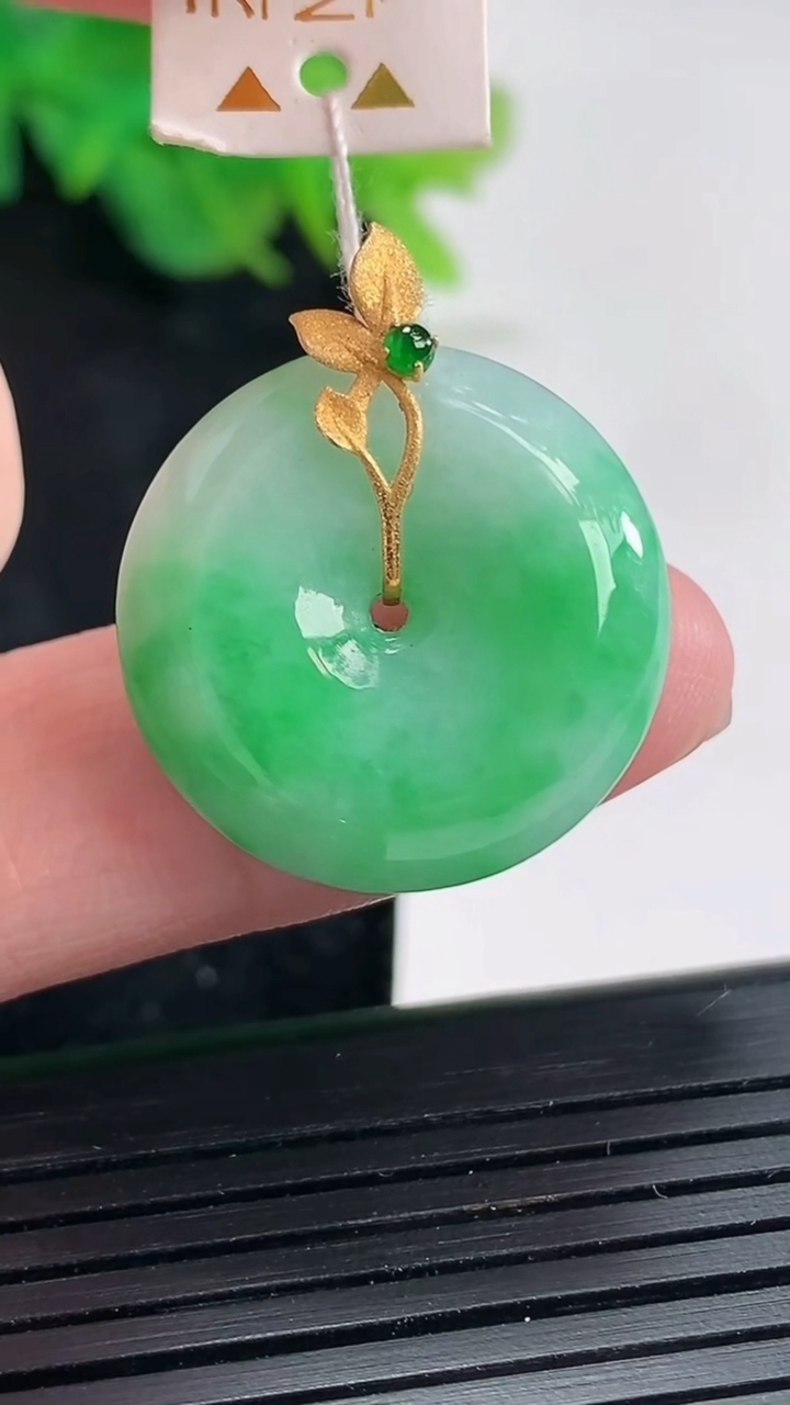 天然A货翡翠平安扣吊坠，尺寸22.8-6.8重量:7.26g
4月21日