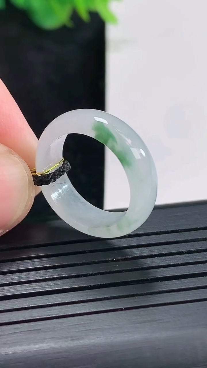 天然A货翡翠飘花玉指环戒指，尺寸16.5-6-2.8重量:2.99g2026年4月21日
工厂直销收藏佳品,种好水足，色泽均匀，有种有色，上手高大气！